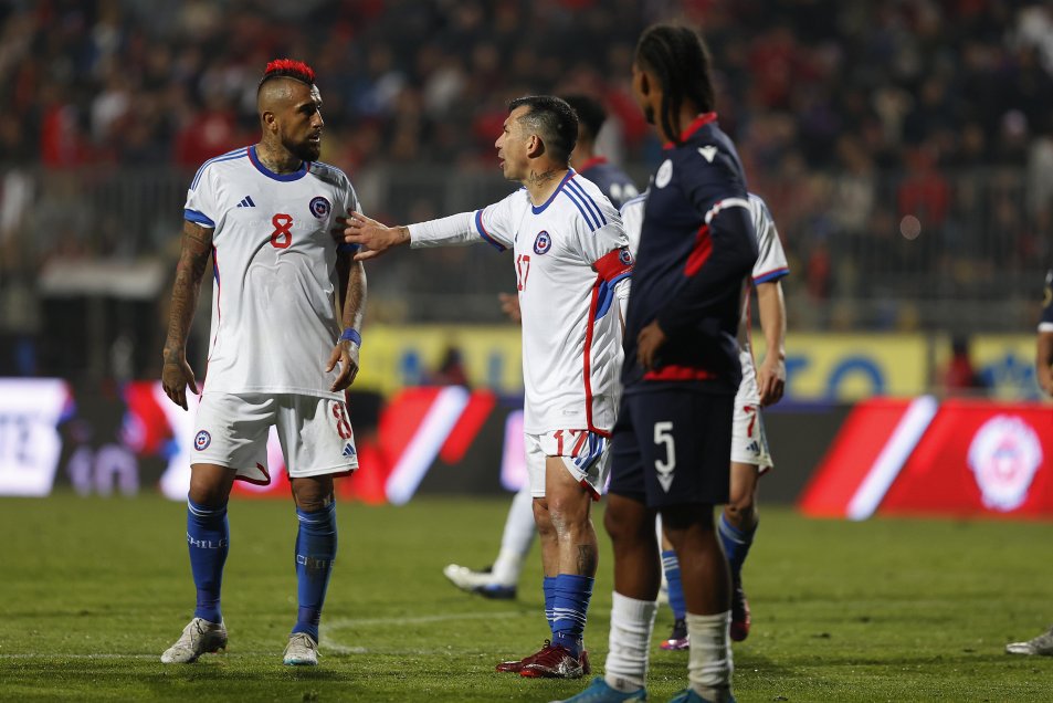 El momento en que Medel y Vidal cedieron el balón a Barticciotto para su primer gol por la Roja