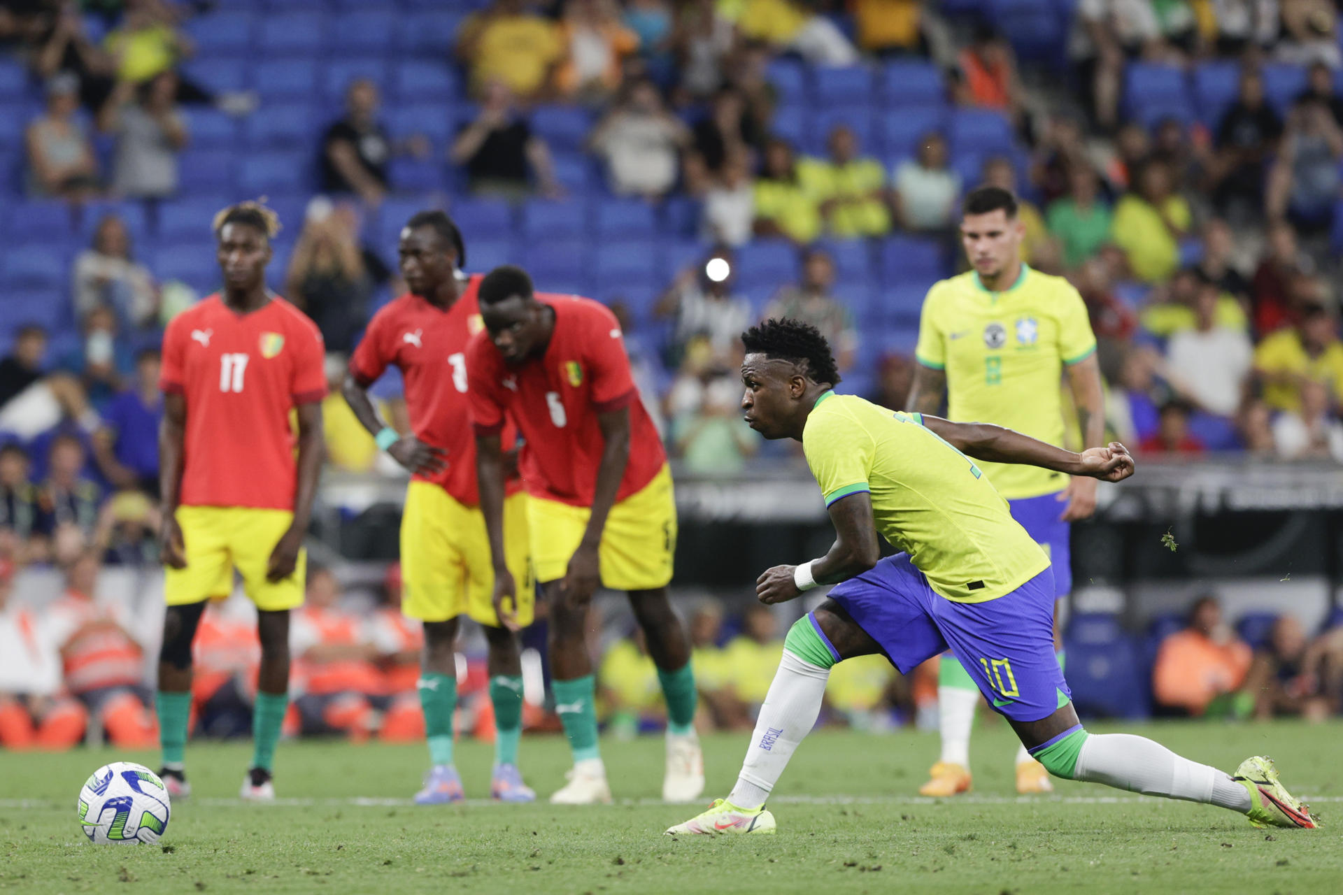 Vinicius cerró la goleada de Brasil a Guinea en Barcelona