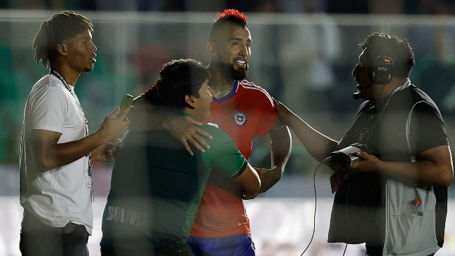 Hincha boliviano se abalanzó sobre Arturo Vidal y lo abrazó tras el empate contra Chile