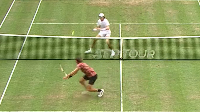 [VIDEO] El impresionante punto que Jarry le ganó a Tsitsipas en Halle
