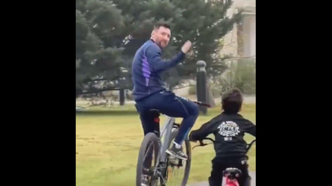 Lionel Messi fue captado en paseo familiar en bicicleta por las calles de Rosario