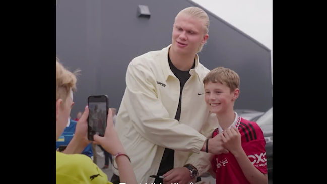 Erling Haaland tapó el escudo de Manchester United en una foto con un pequeño hincha