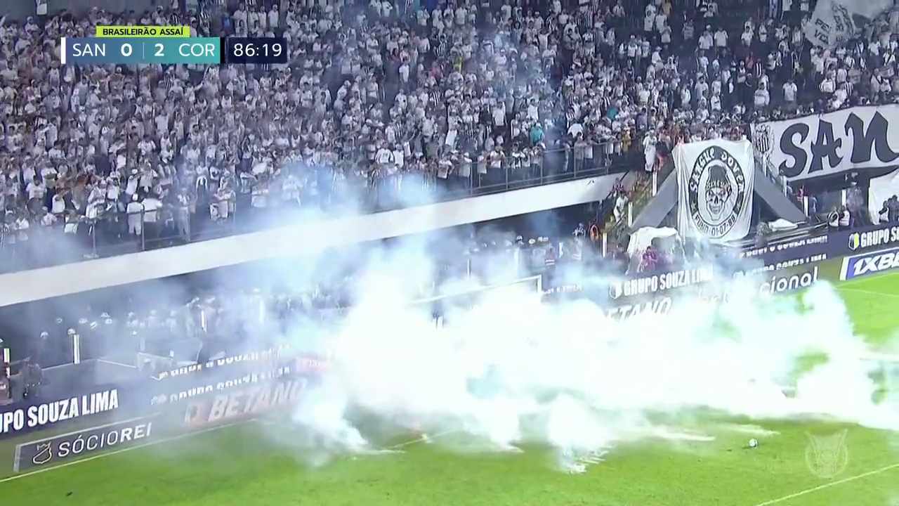 Duelo de Santos y Corinthians terminó anticipadamente por graves incidentes de hinchas
