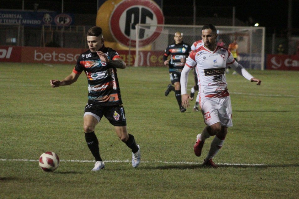 Leonardo Valencia se lució con dos goles en la cómoda victoria de Cobresal ante Copiapó