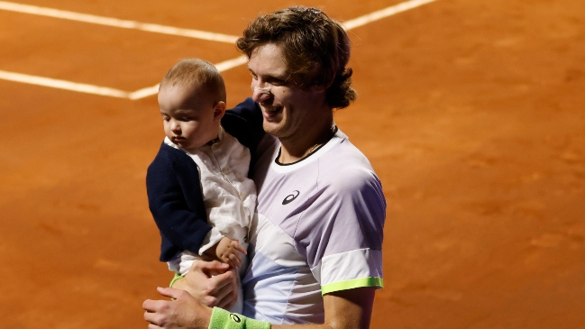 [Video] Juanito Jarry otra vez robó miradas en el partido de su padre
