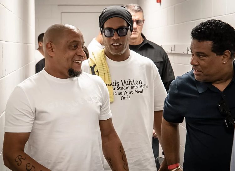 Ronaldinho y Roberto Carlos animarán partido de leyendas en Florida