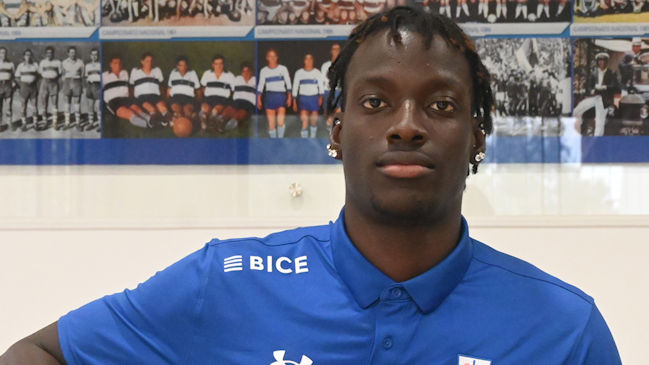 Prometedor delantero estadounidense firmó su primer contrato con Universidad Católica