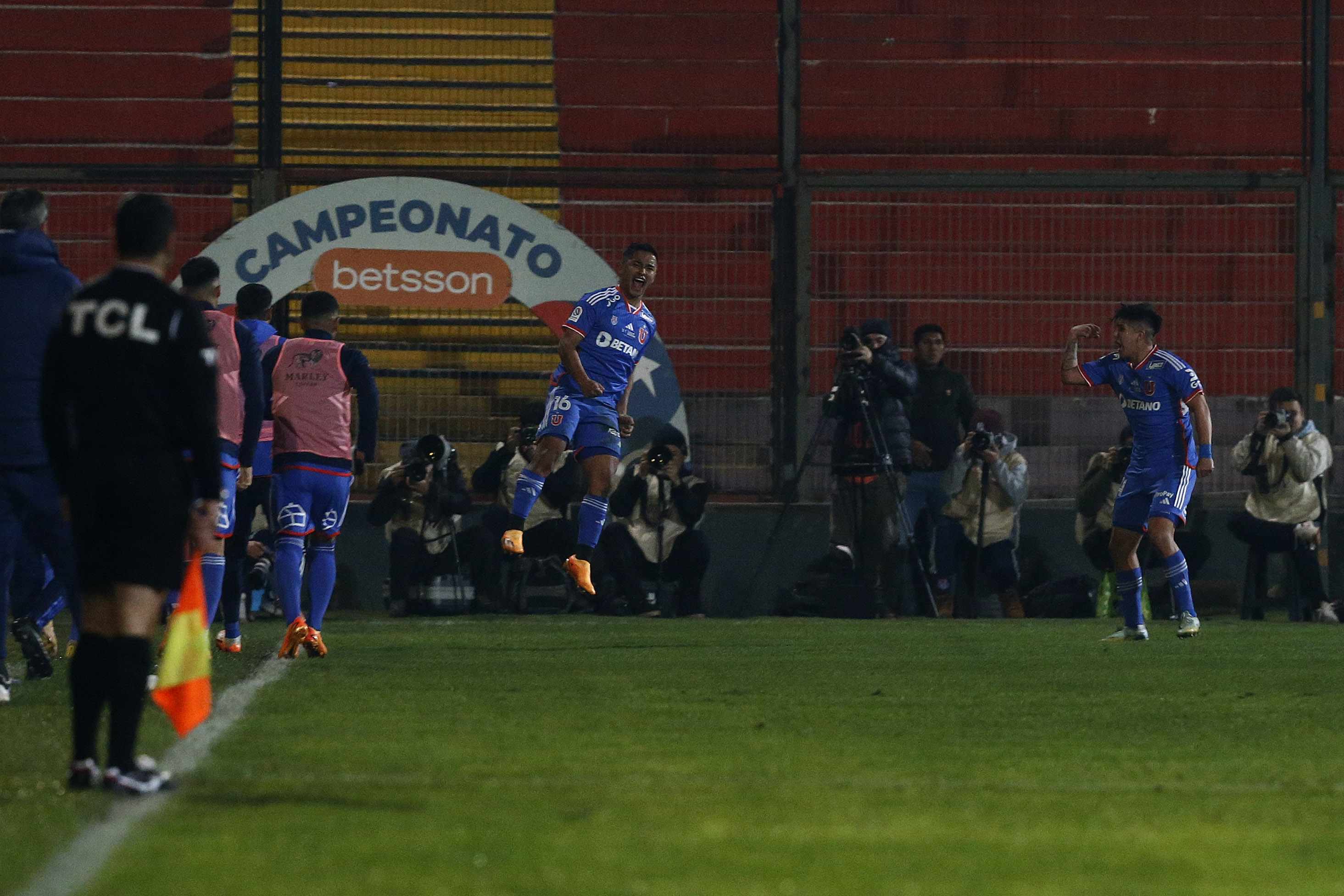 La U tomó ventaja ante la UC en Santa Laura con un cabezazo de Nicolás Guerra