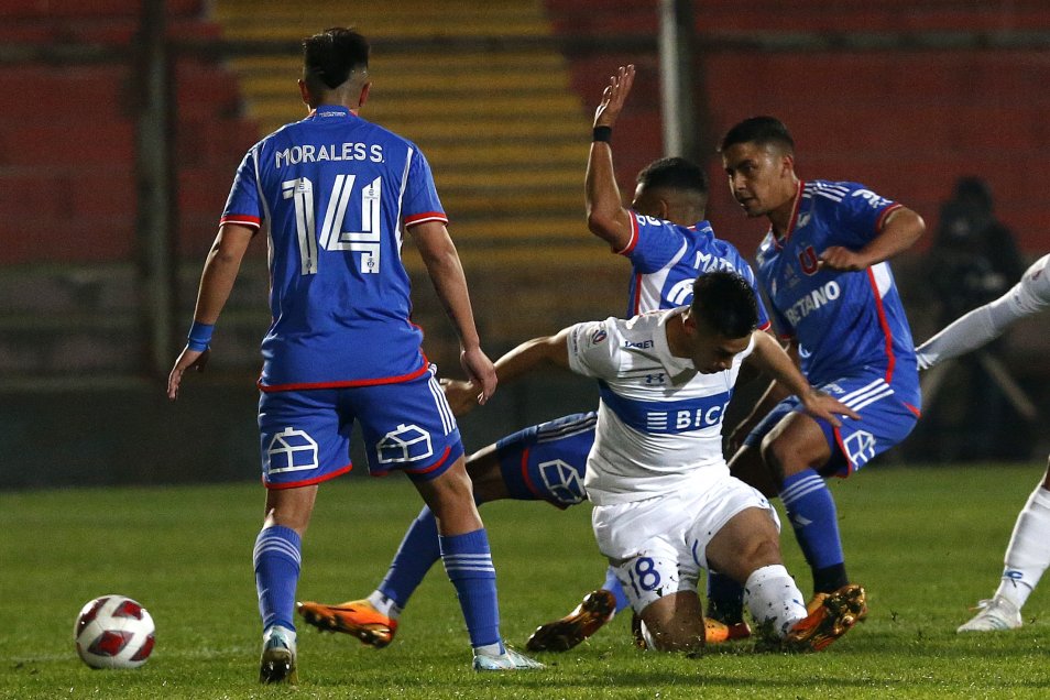 La U celebró con contundencia el clásico en Santa Laura y llenó de dudas a la UC