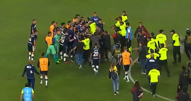 Universitario y Gimnasia protagonizaron una batalla campal en la Sudamericana