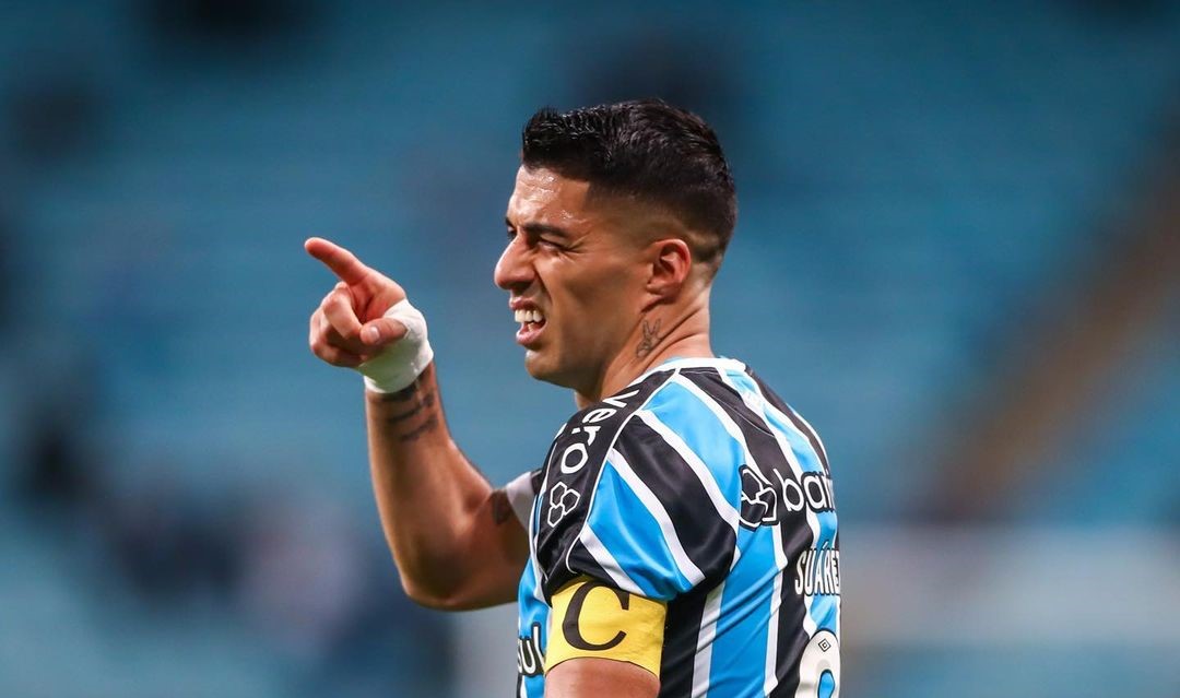 Luis Suárez recibió permiso de Gremio para tratarse su rodilla en España