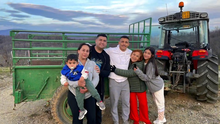 Una Maravilla: Alexis Sánchez compartió con su familia en su viña AlmaSoul en Italia