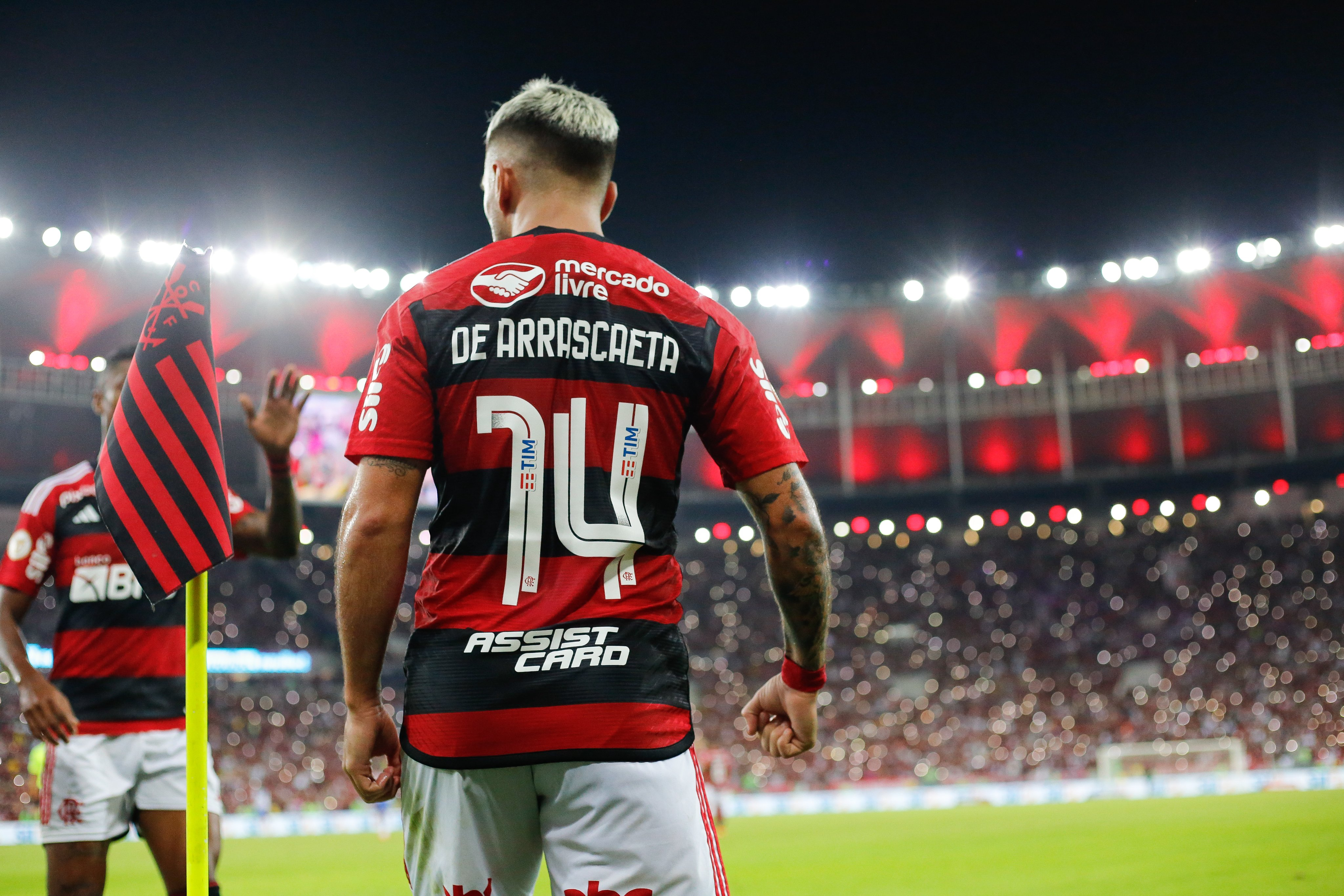 Gabigol y De Arrascaeta comandaron el triunfo de Flamengo sobre Fortaleza en Maracaná