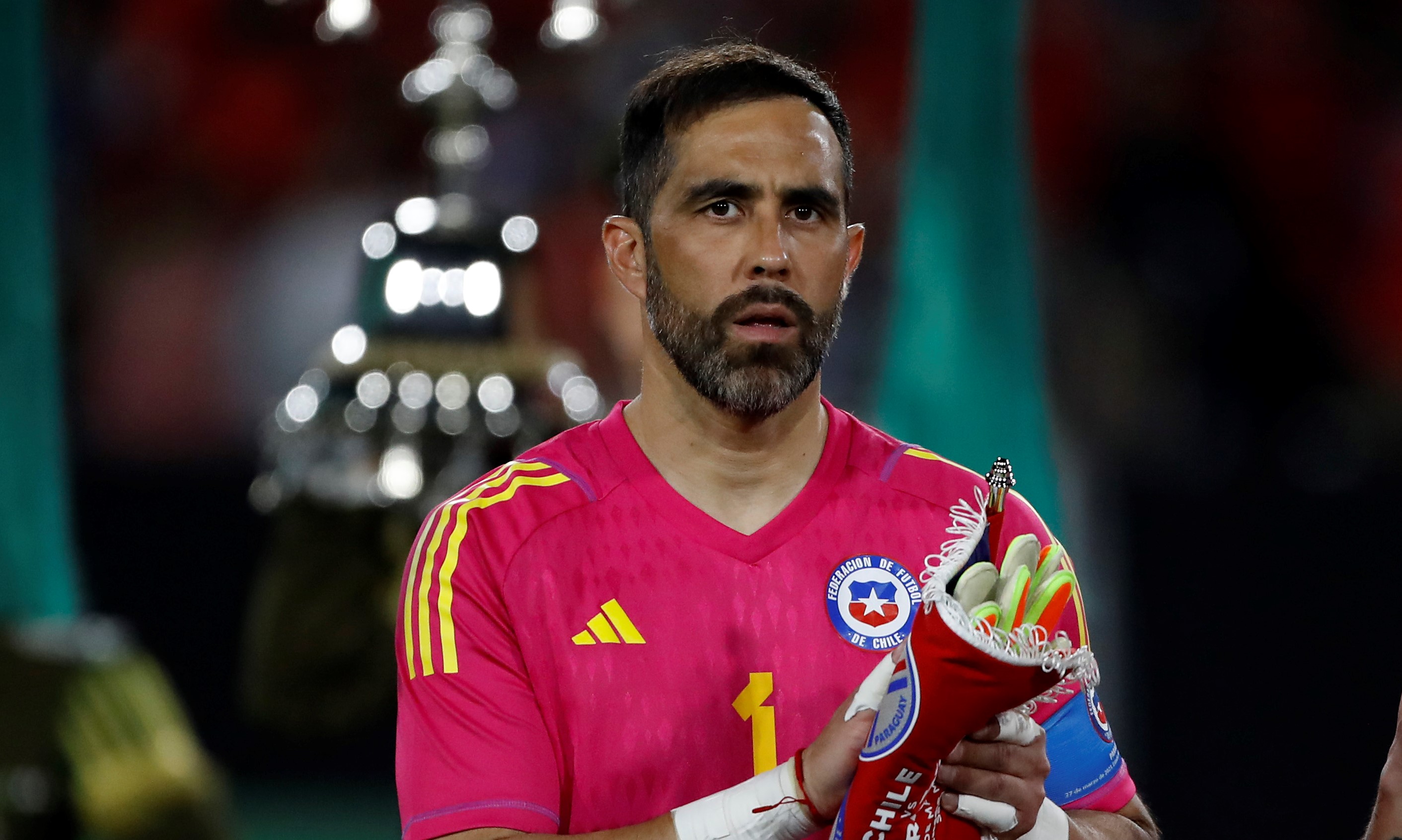 Claudio Bravo avisó a Eduardo Berizzo: “Siempre voy a estar ahí para la selección”