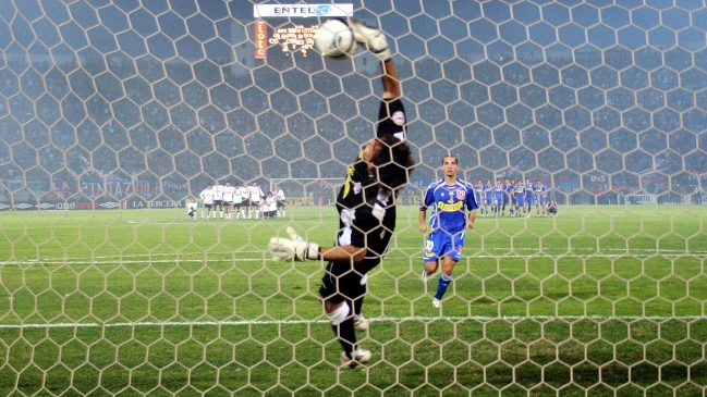 El fallido penal “a lo Panenka” que Bravo le atajó a Mayer Candelo cumple 17 años