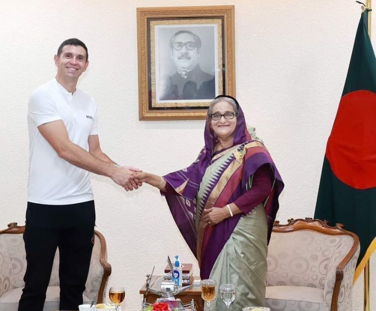 Emiliano Martínez visitó Bangladesh para reunirse con la Primera Ministra y compartir con hinchas