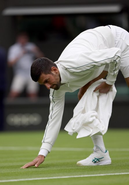 Novak Djokovic secó con toalla la cancha central de Wimbledon por la lluvia