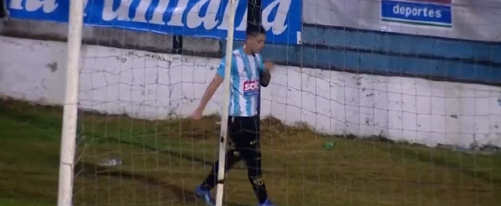 ¡Insólito! Jugador fue expulsado en Argentina por orinar en la cancha