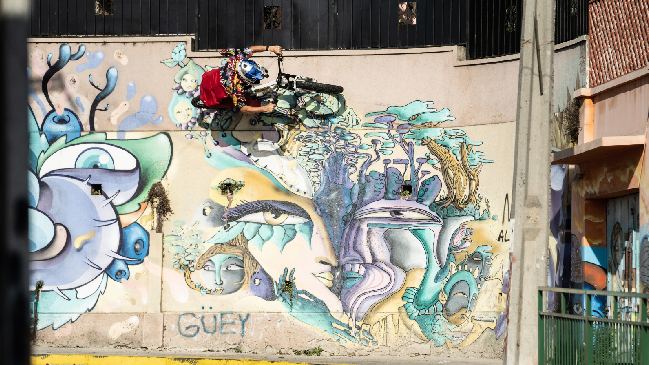 Reconocido ciclista Fabio Wibmer se lució en las calles de Valparaíso