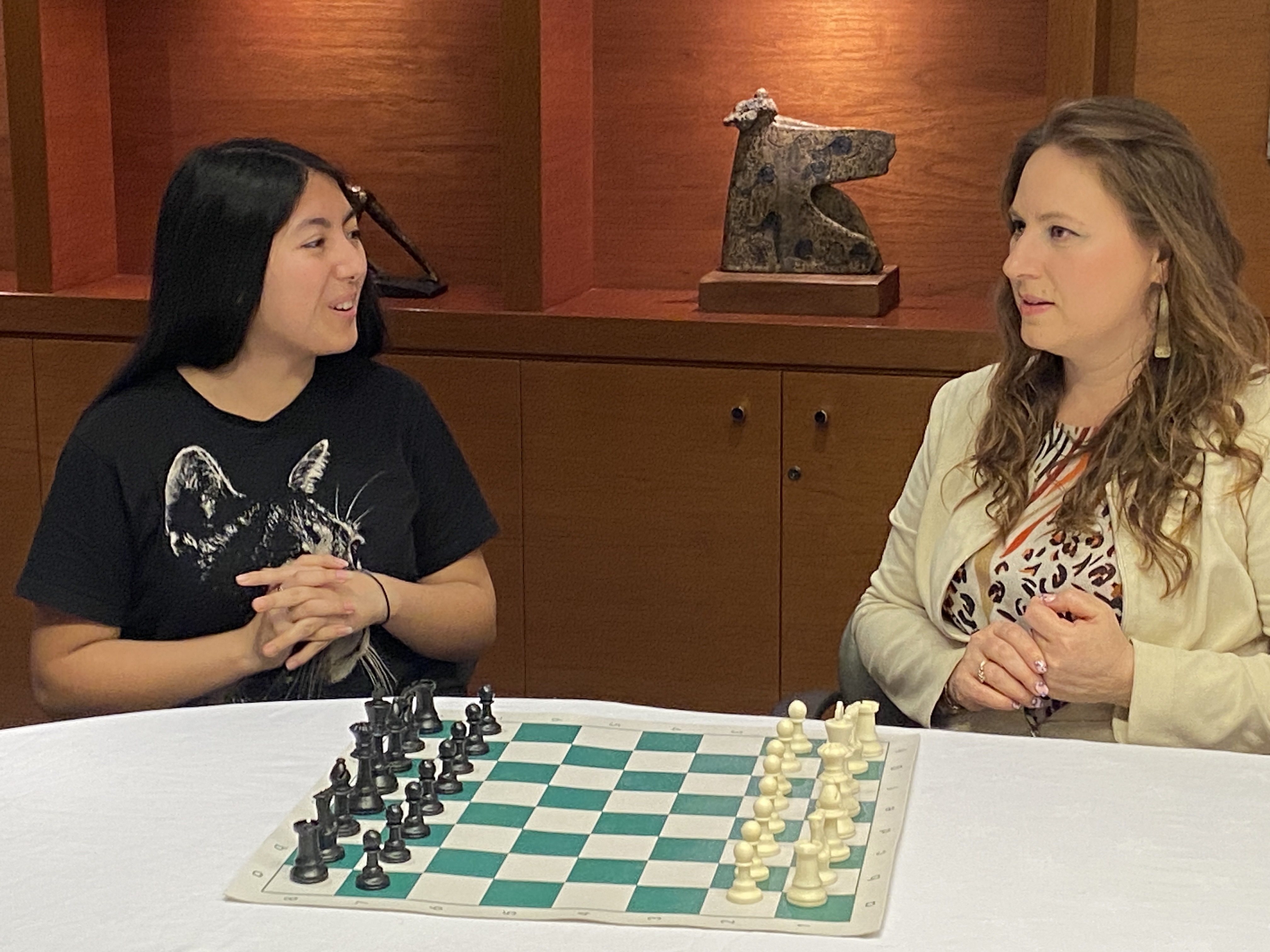Mejor ajedrecista chilena Javiera Gómez se reunió con la Gran Maestra Judit Polgár