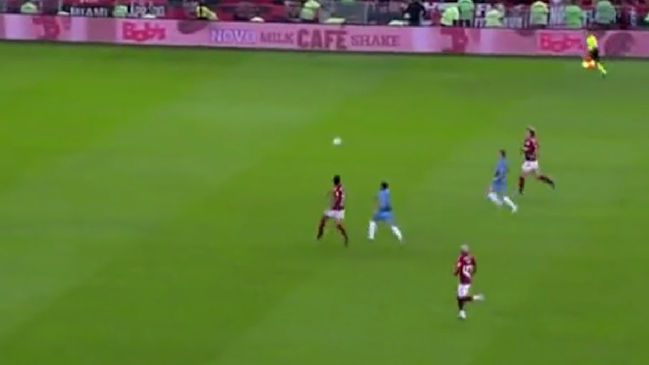 El grosero error de Pulgar que permitió un gol de Atlético Paranaense ante Flamengo