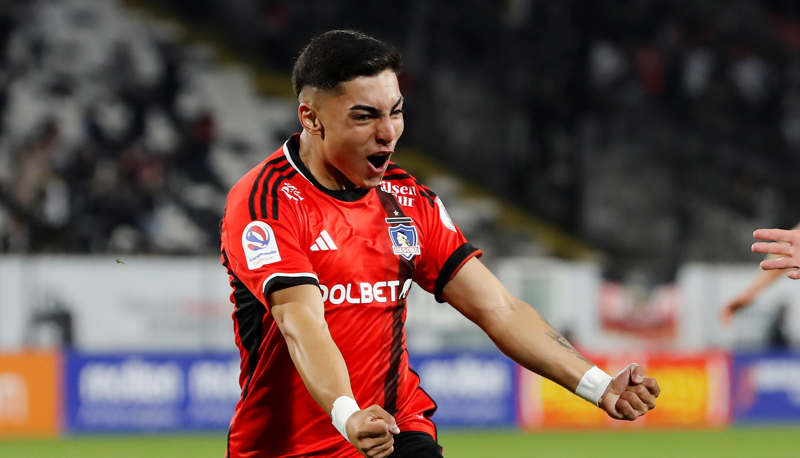 Johnny Herrera alabó a Jordhy Thompson: Es de esos jugadores que poco tenemos en nuestro medio