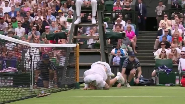 ¡No se puede creer! Alcaraz tuvo gran suerte con la malla y dejó desplómado a Jarry en el pasto