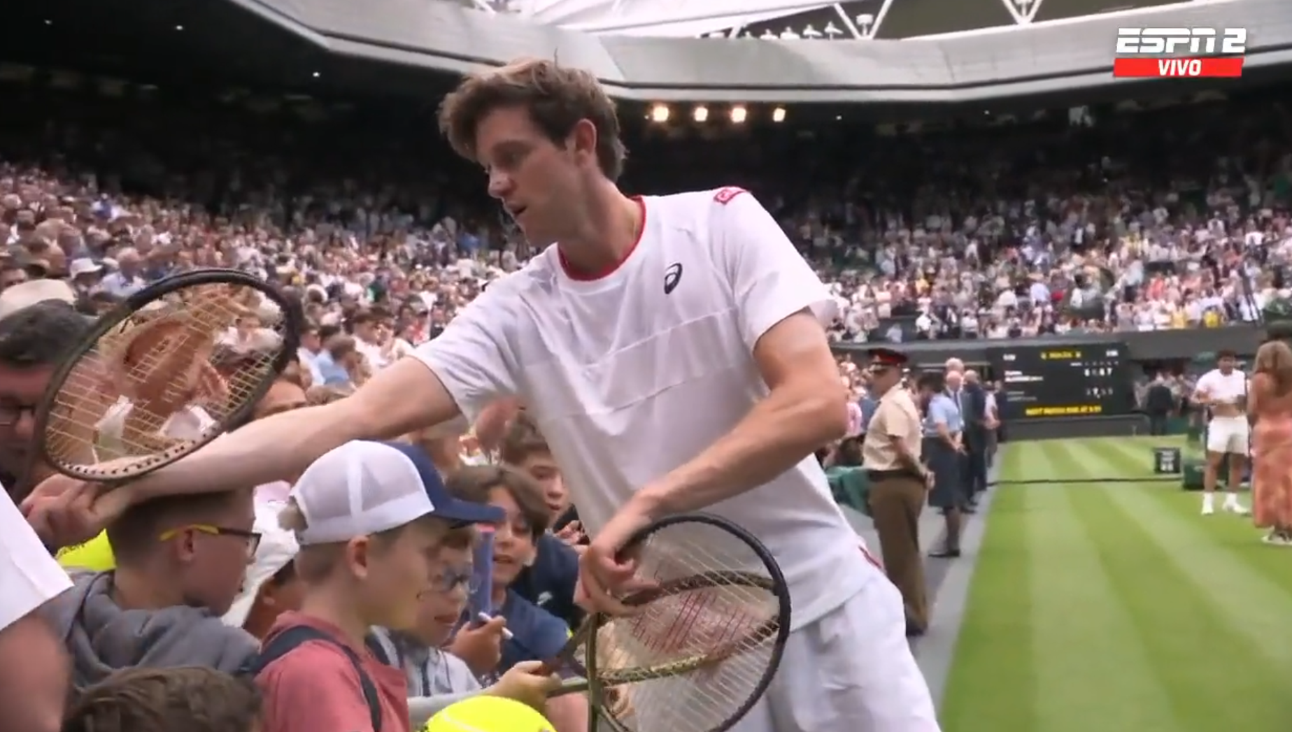 ¡Notable! Nicolás Jarry sorprendió al regalar cuatro raquetas tras caída en Wimbledon