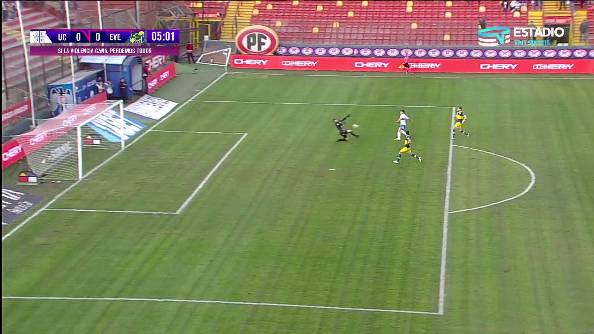 Franco Torgnascioli recibió fuerte pelotazo en la cara en atajada a Alexander Aravena