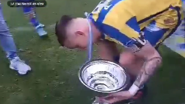 Jugadores rompieron la copa de campeón durante desatado festejo en el fútbol argentino