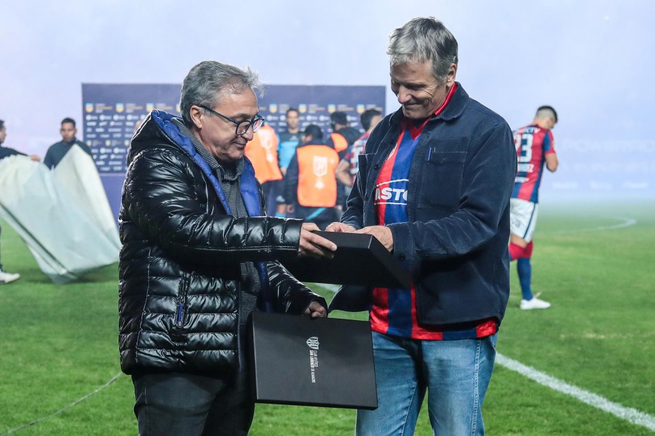 El actor Viggo Mortensen fue homenajeado por San Lorenzo antes del duelo con River Plate