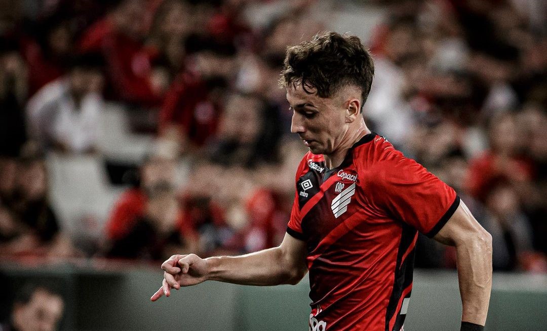 Arriagada fue titular en Atlético Paranaense y se perdió increíble gol ante Fortaleza