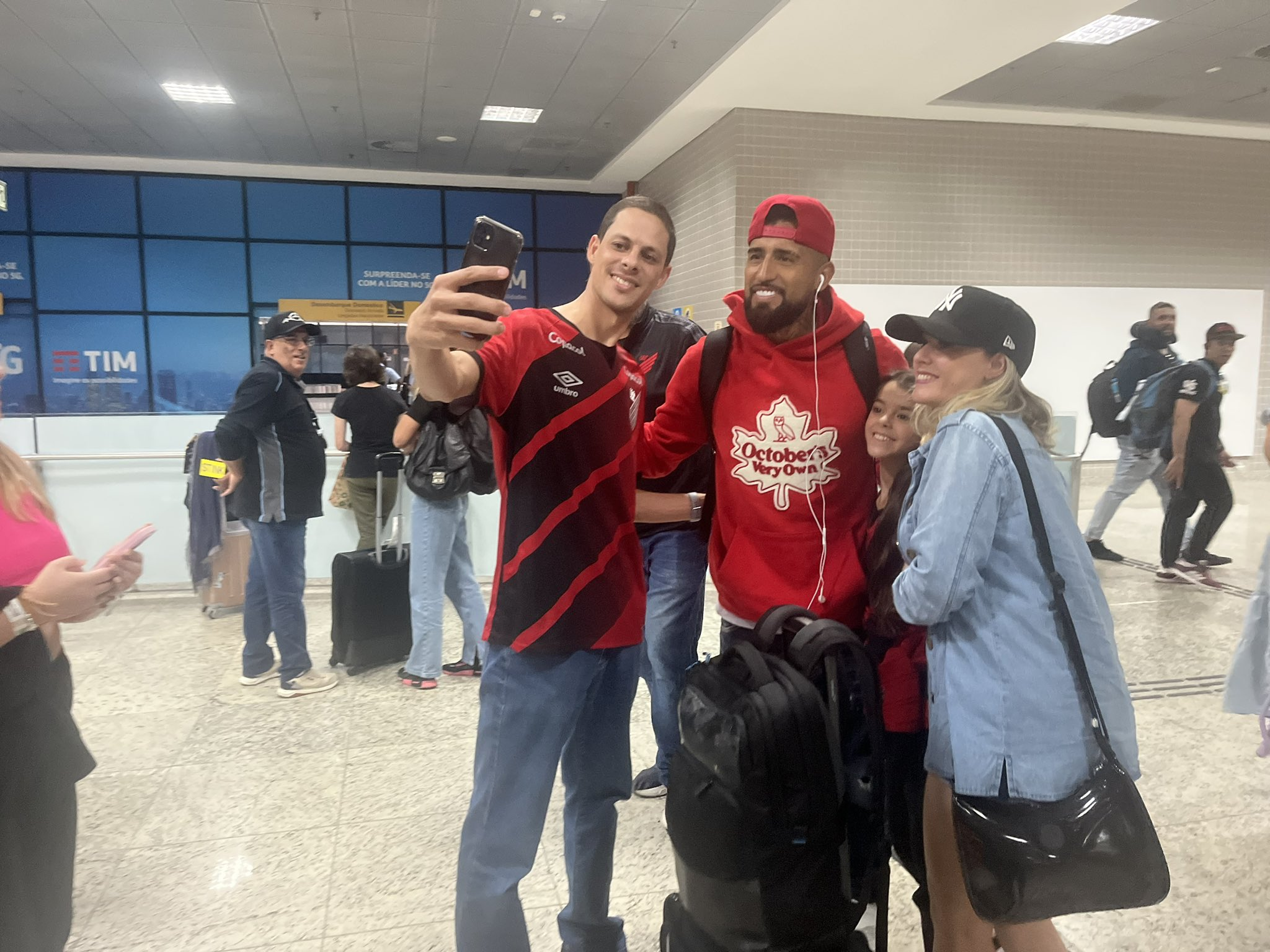 Arturo Vidal arribó a Curitiba para firmar en Atlético Paranaense