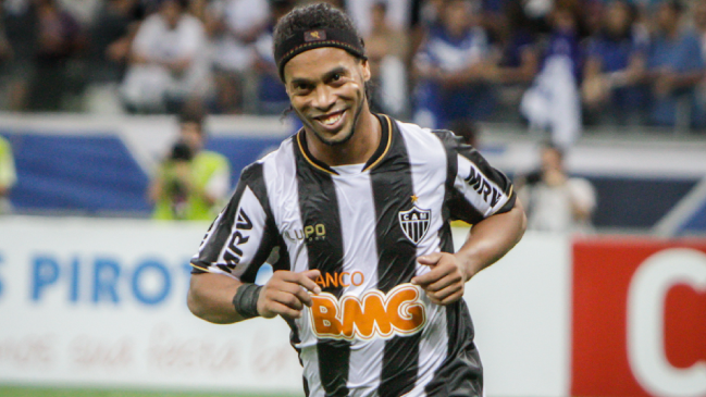Masajista contó que ayudaba a Ronaldinho a curarse de la “caña” en Atlético Mineiro