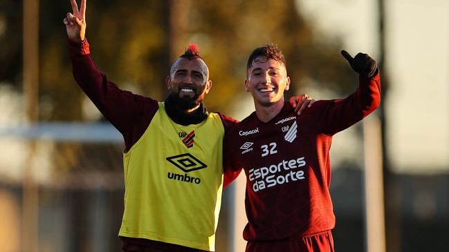 “Con mi niño”: Arturo Vidal destacó a Luciano Arriagada ad portas de partido de Paranaense