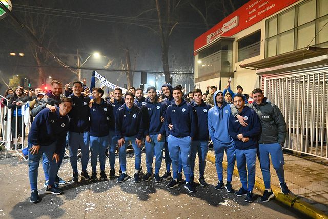 Hinchas de la UC dieron calurosa bienvenida al plantel en Curicó