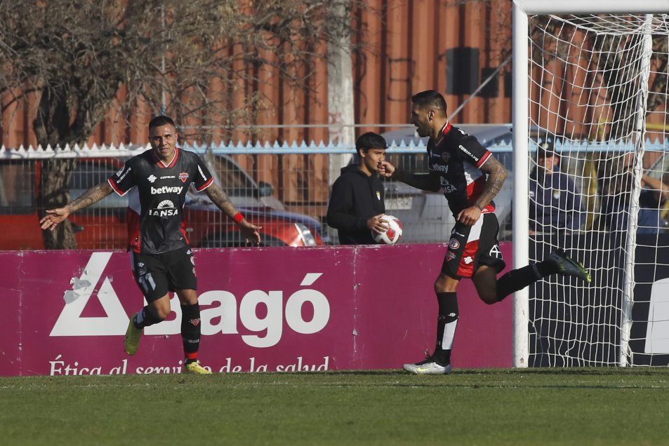 Joaquín Larrivey salió al rescate de Magallanes al anotar en la igualdad ante Ñublense