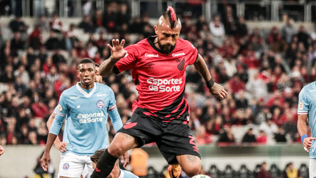 Arturo Vidal debutó en Atlético Paranaense con un triunfo sobre Bahía por el Brasileirao
