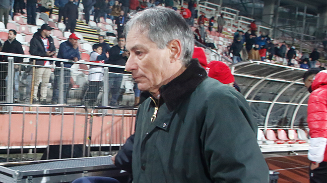 La continuidad de Holan en la UC quedó seriamente en duda tras la caída con Curicó