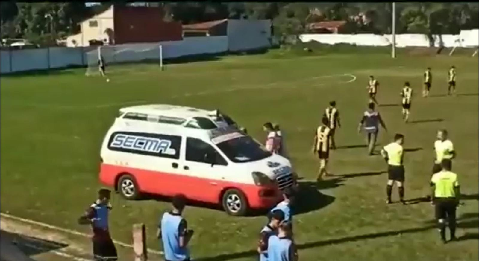 ¡Insólito! Ambulancia entró a una cancha para asistir a un jugador y el chofer dejó las llaves adentro