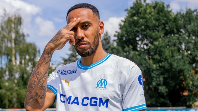 ¿Reemplazante o compañero de Alexis? Marsella oficializó la contratación de Aubameyang