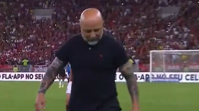 Se desquitó con un micrófono: La molestia de Sampaoli tras empate de Flamengo