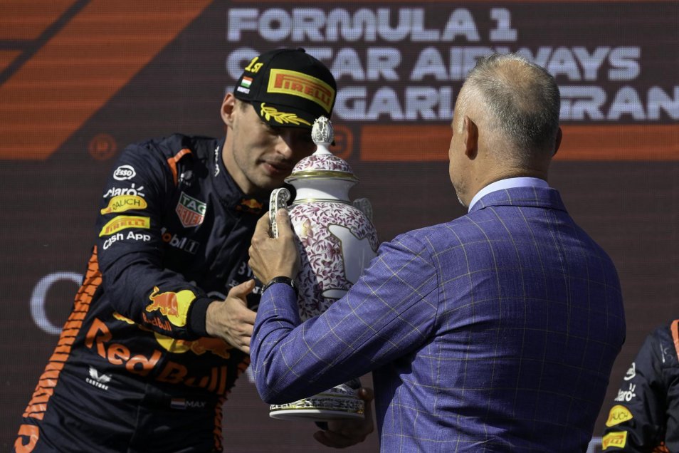 ¿Exceso de algarabía? Lando Norris le rompió el trofeo del GP de Hungría a Max Verstappen