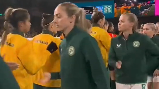 Por ser amiga de su ex: Futbolista de Irlanda le negó el saludo a una rival en el Mundial Femenino