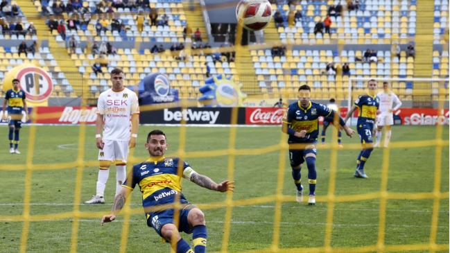 Juan Pablo Ojeda, ayudante de U. Española: Fue un gol viciado, le dio con los dos pies