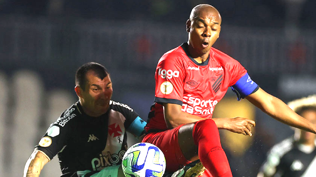 Atlético Paranaense celebró ante Vasco da Gama en duelo entre Arturo Vidal y Gary Medel