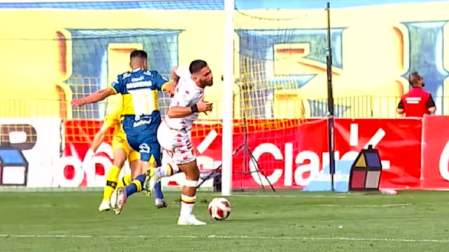 “El jugador se deja caer”: Cristián Garay desoyó recomendación del VAR en penal a favor de Everton