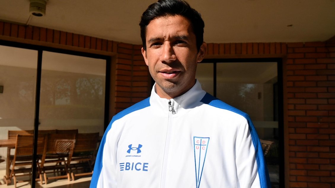 Nicolás Núñez posó con el buzo técnico de Universidad Católica