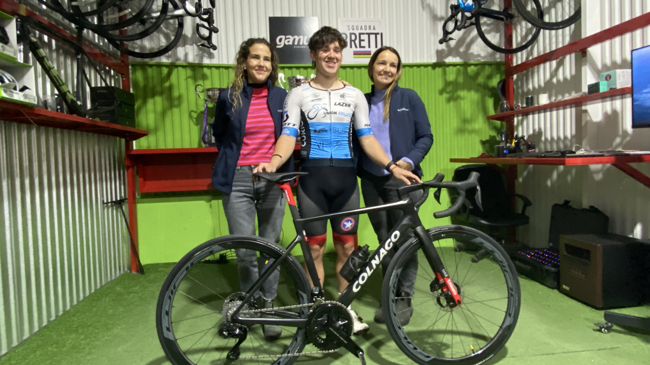 Ciclista que sufrió atropello recibió bicicleta profesional para ir en busca del cupo a Santiago 2023