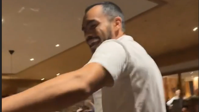 “Voy caminando…” El entusiasta “número musical” de Gabriel Suazo en Toulouse